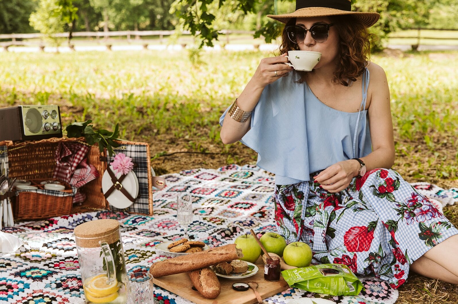 Žena pije kafu na pikniku