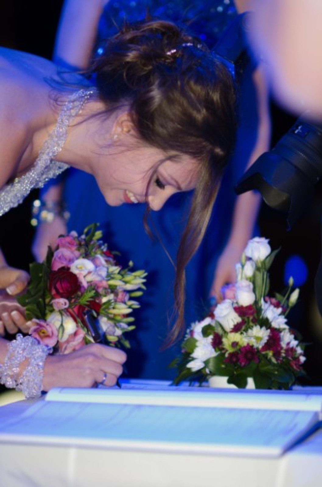 Mali nećak donosi buket na svečanosti