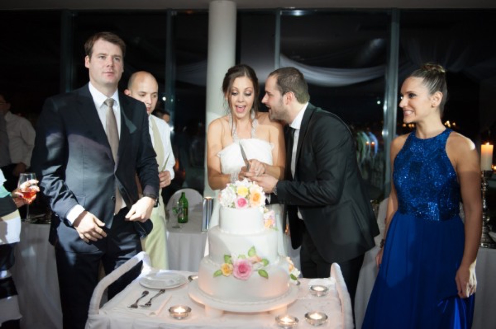 Venčana torta — Mamma's Biscuit House, trostepena bela torta sa dekoracijama