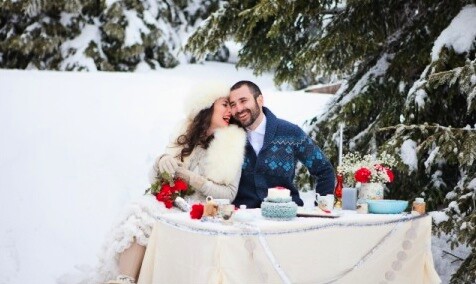 Šareni porcelanski tanjiri u snegu